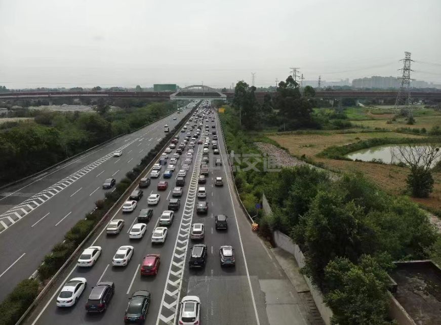 端午假期天 成都周边高部分路段车多缓行(图1)